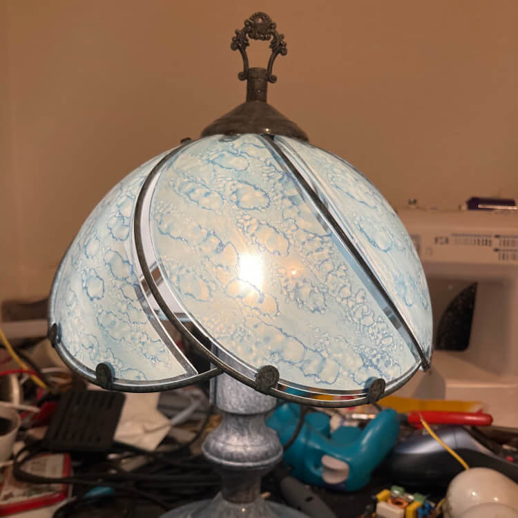 Une photo d'une jolie lampe de bureau vintage bleue