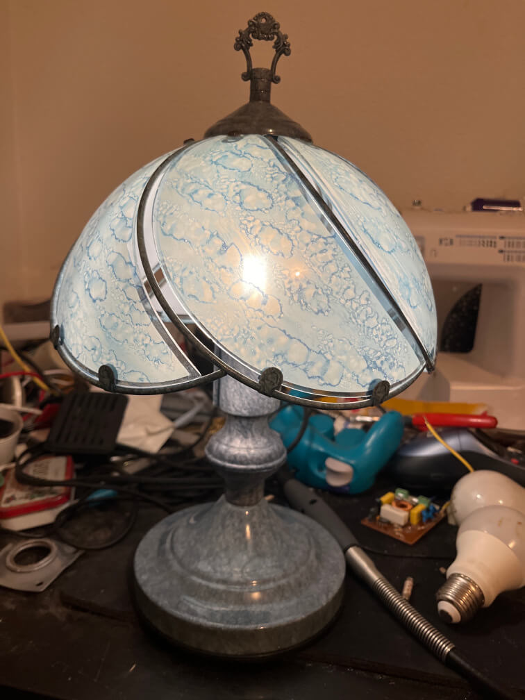 Une photo d'une jolie lampe de bureau vintage bleue